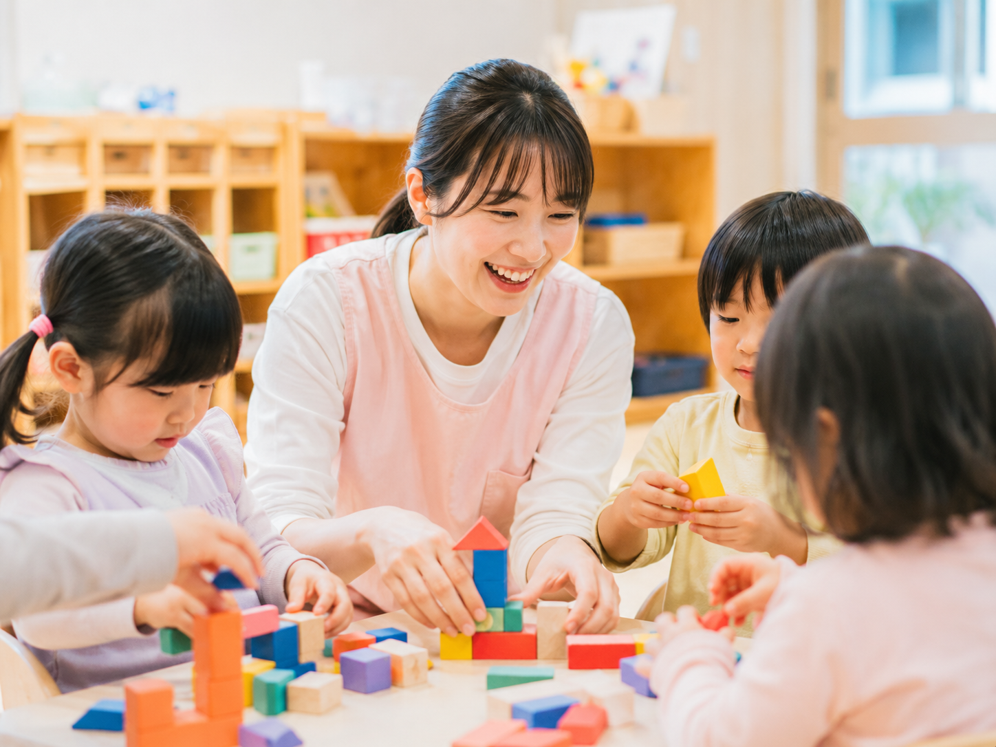 積み木であそぶ子ども